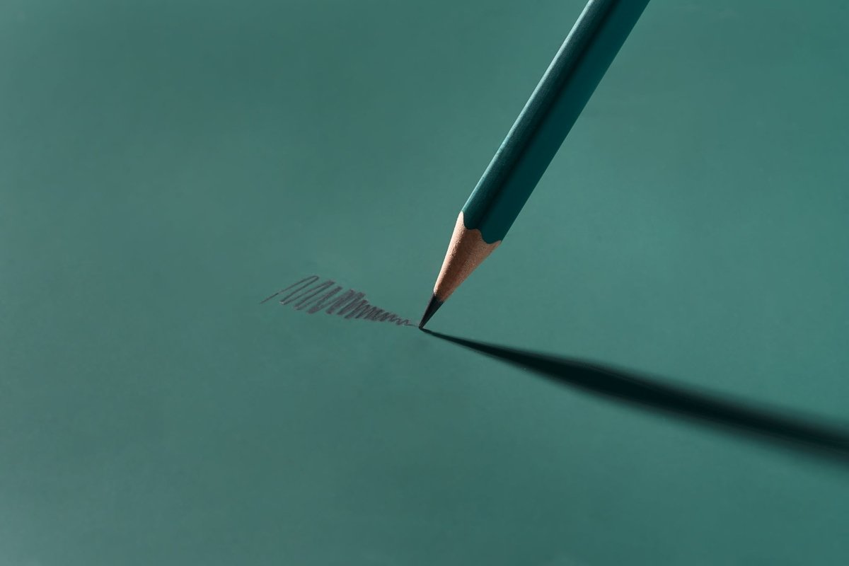 Blackwing matte green pencil with soft graphite