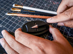 Person using a Blackwing Høvel 