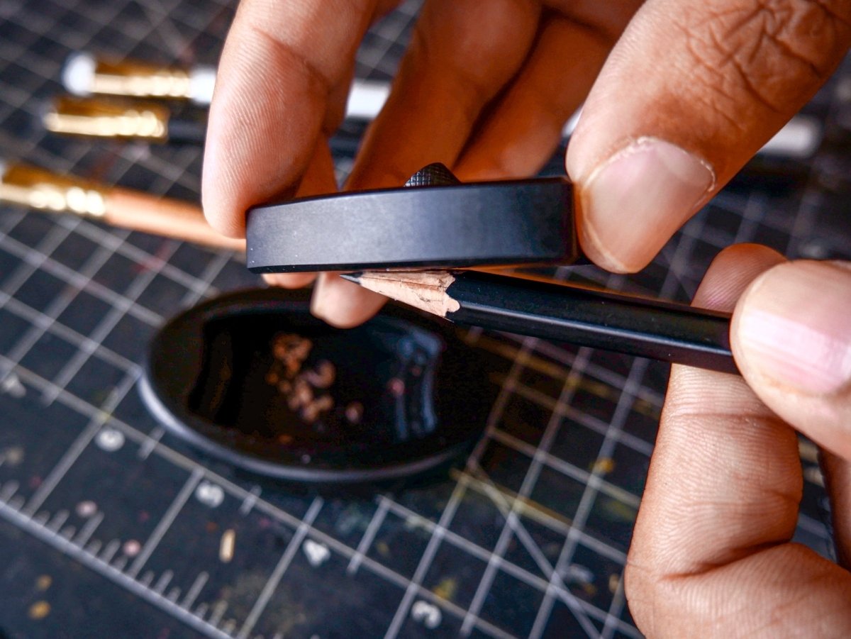 A person holding a Blackwing Høvel.