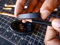 A person holding a Blackwing Høvel.